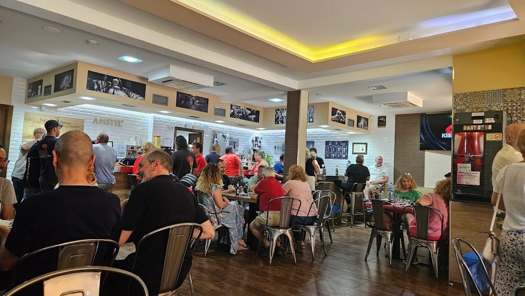 Cafe Bar Linares — Ambiente