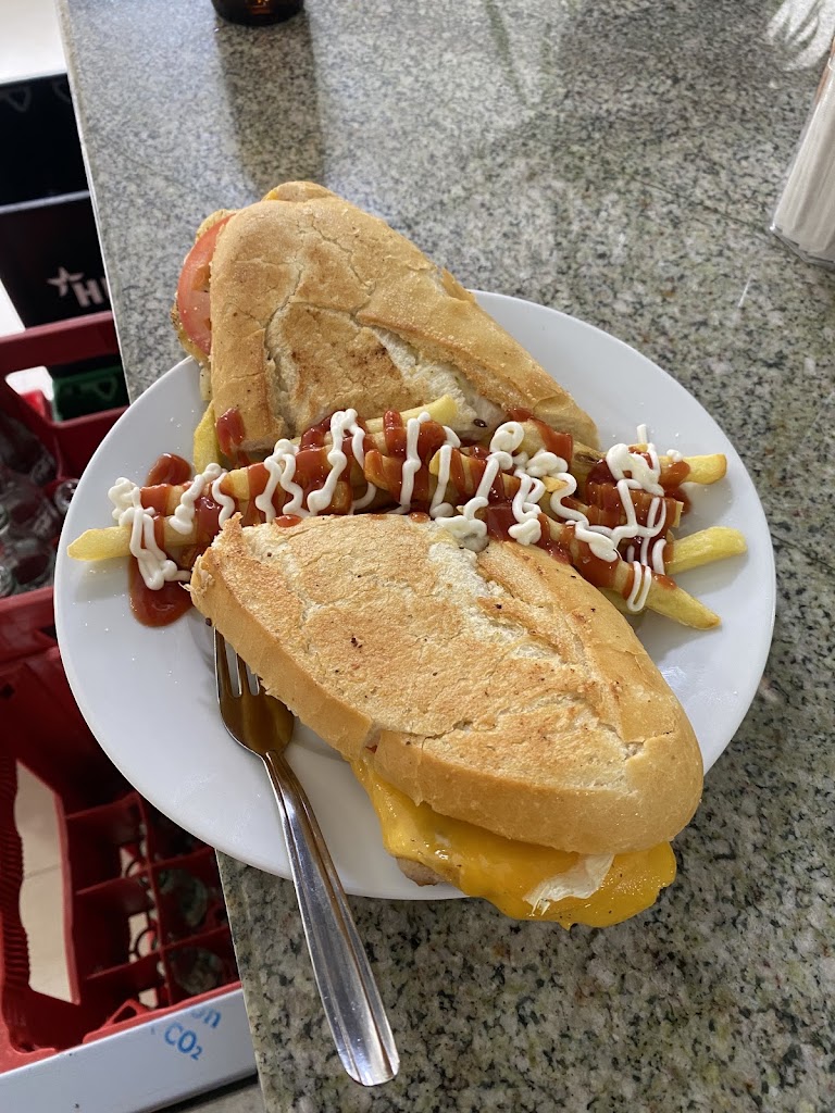 Bocadilleria los tocayos — Comida y bebida