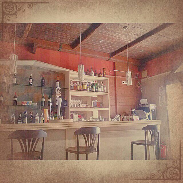 Cafeteria La Rebotica Vinos Y Copas — Ambiente