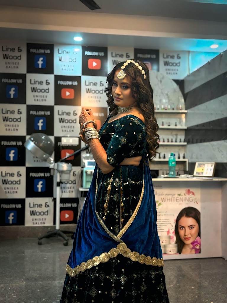 Line Wood Unisex Salon