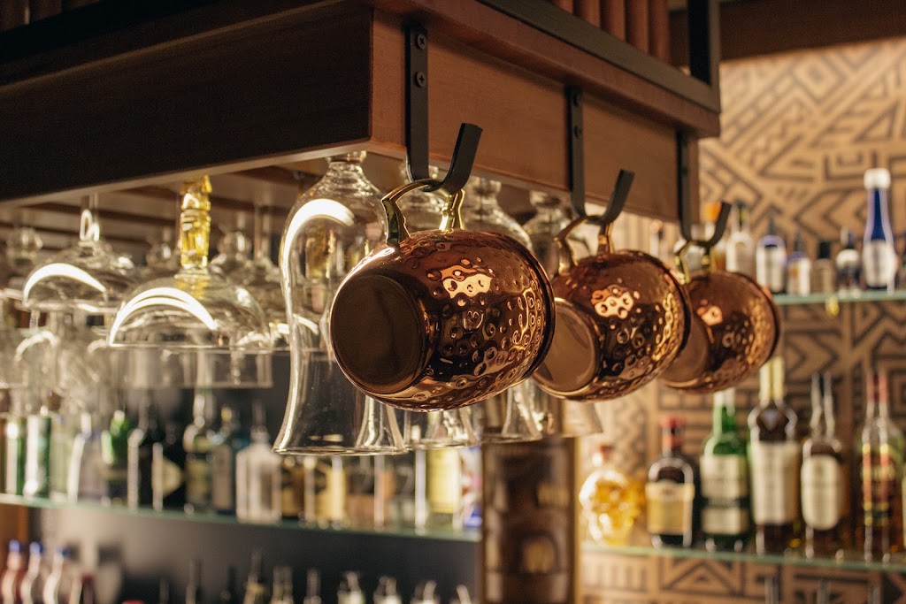 El Corral Tiki Bar — Comida y bebida