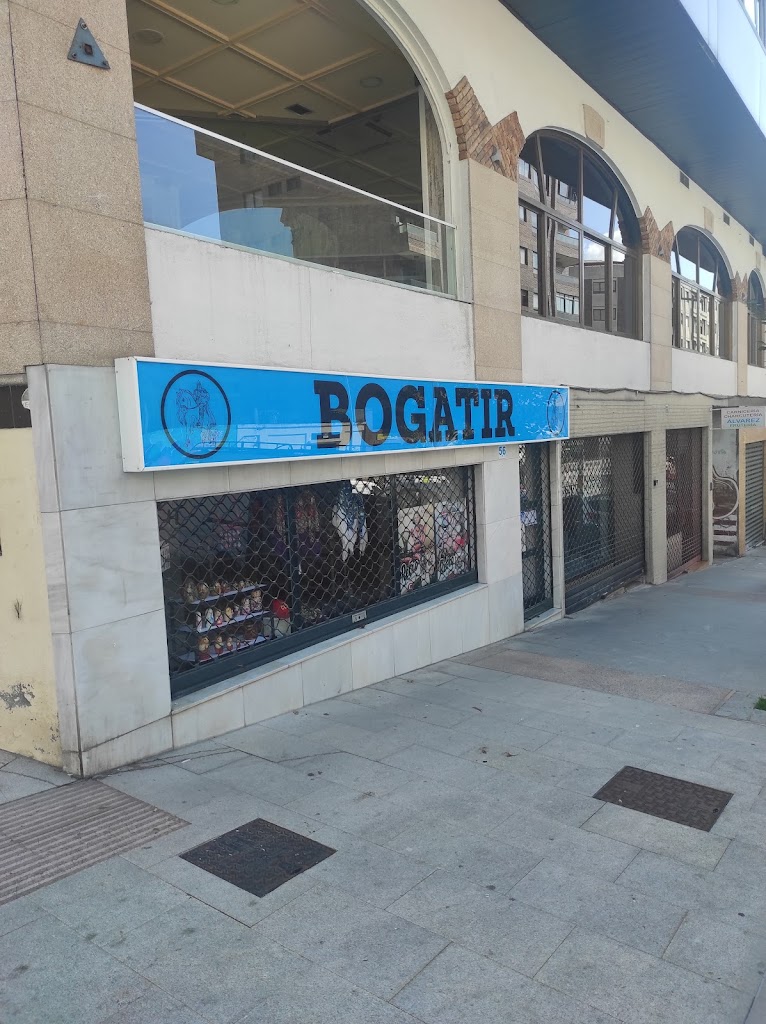 Bogatir. Alimentacion y souvenirs eslavos. Produkty Vostochnoy Evropy.