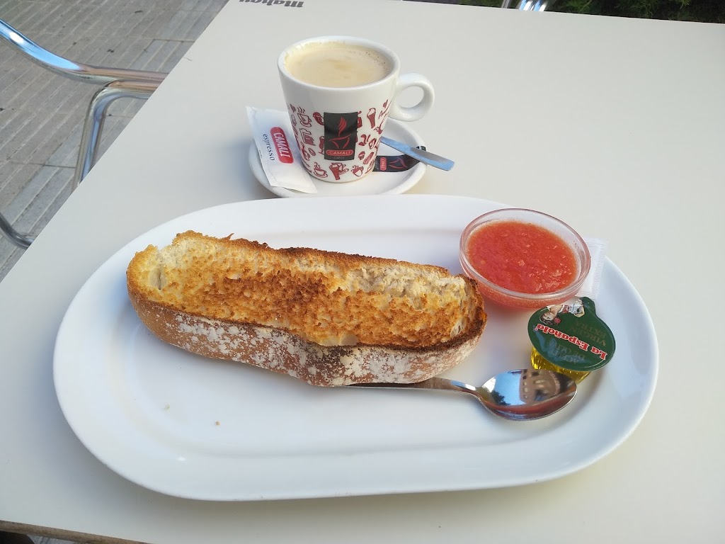 Cafeteria La Travesia — Comida y bebida