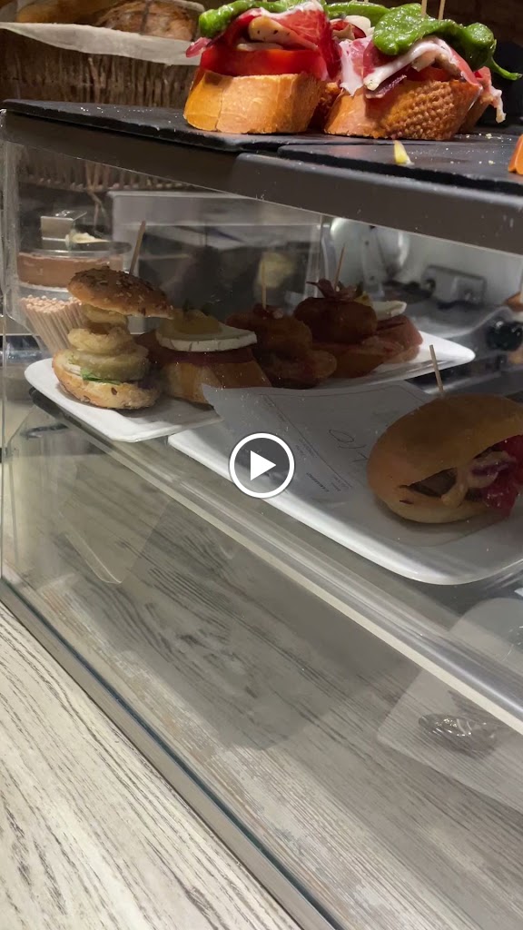 Es Moss Enoteca — Ambiente