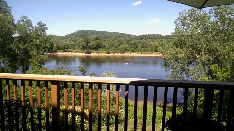  Que's Bar & River Deck