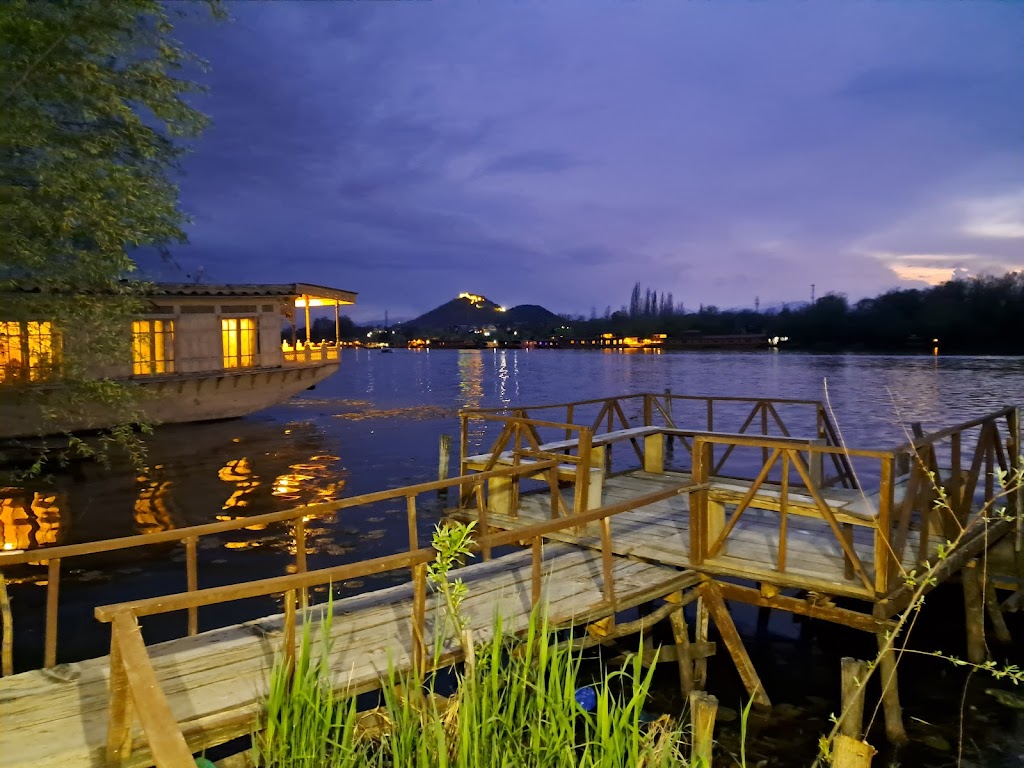 Lakeside Homestay Srinagar