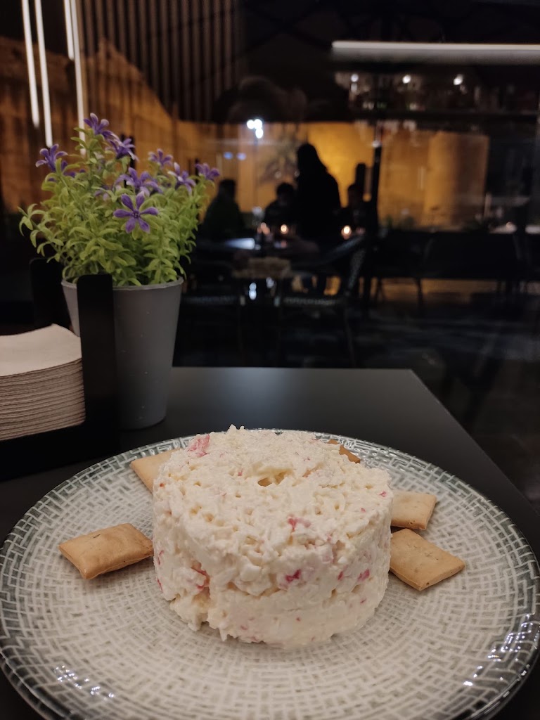 El 33 Bar & Drinks — Comida y bebida