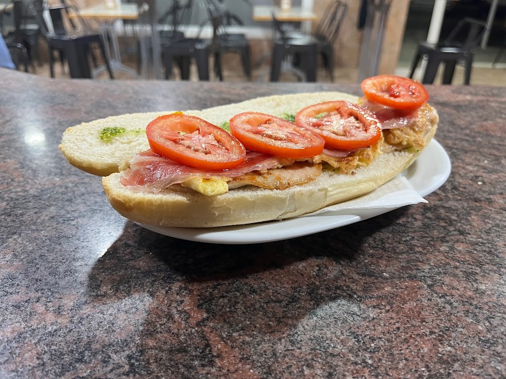 Cafe Bar Alvaro — Comida y bebida