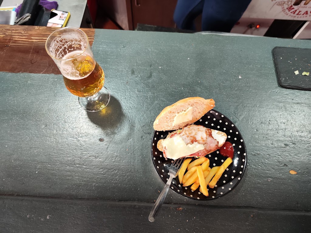 Cerveceria Jamoneria El Secadero — Comida y bebida
