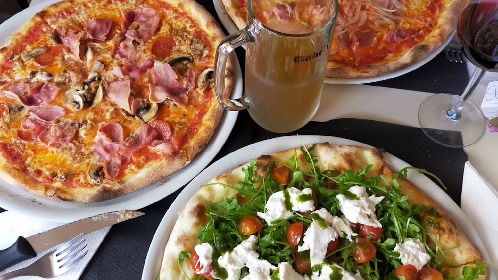 Pizzeria Punto de encuentro — Comida y bebida