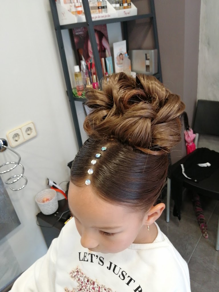 Peluqueria Estetica Mayte's — Peinado