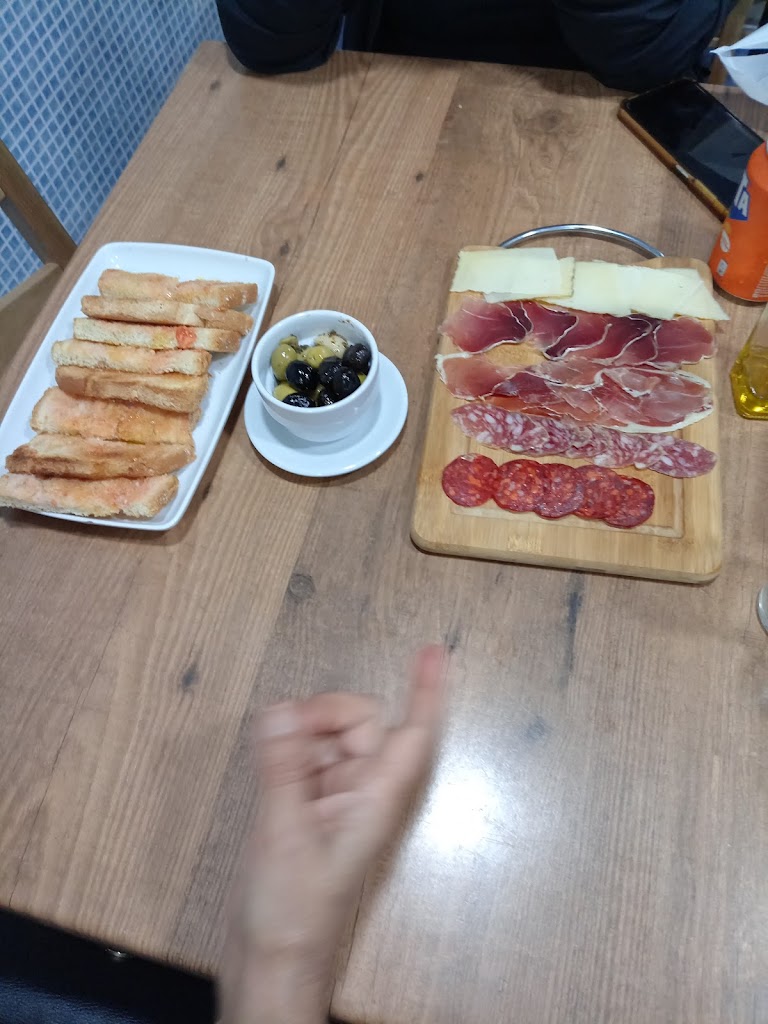 Bodega Arkadi — Comida y bebida