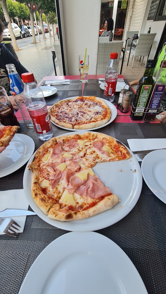 Pizzeria italia — Pizza