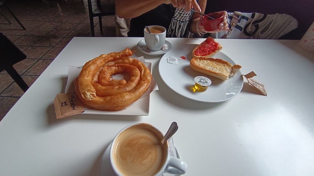 Churreria & Cafeteria Pelayo — Comida y bebida