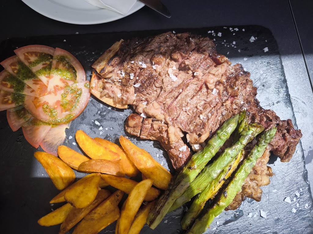 Meson La Trocha. — Comida y bebida