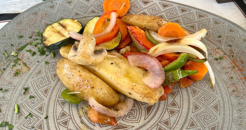 Flame Bar and Restaurant — Comida y bebida