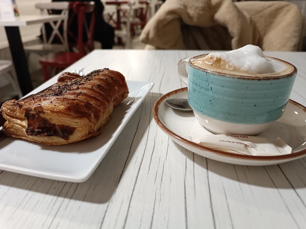 Panaderia-Cafeteria El Paseo — Comida y bebida