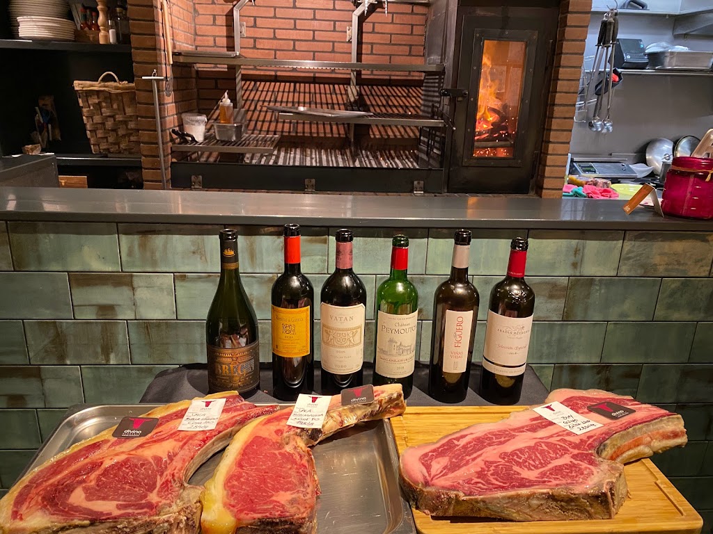Divino Steak House — Comida y bebida