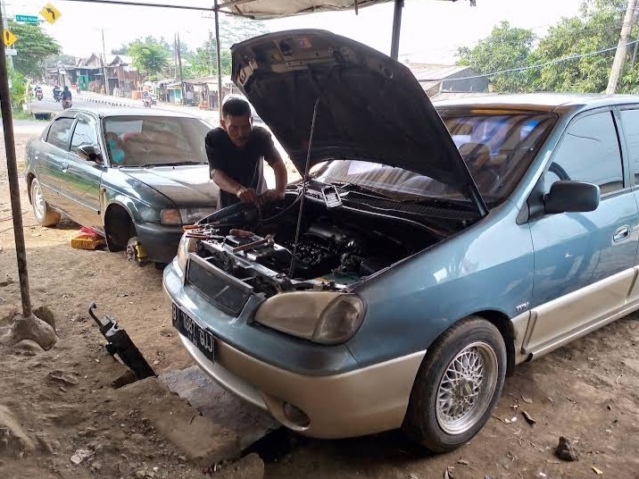 Bengkel mobil pak uwo