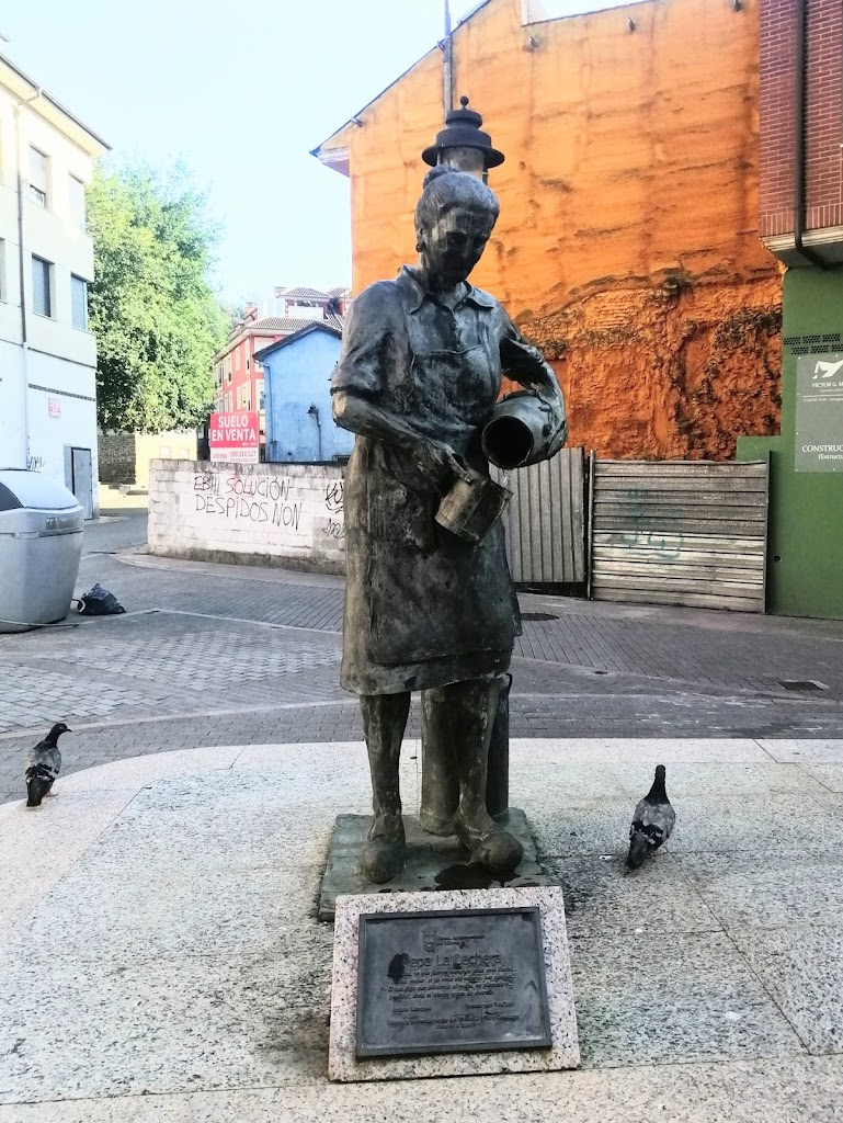 Escultura de Pepa "La Llechera"