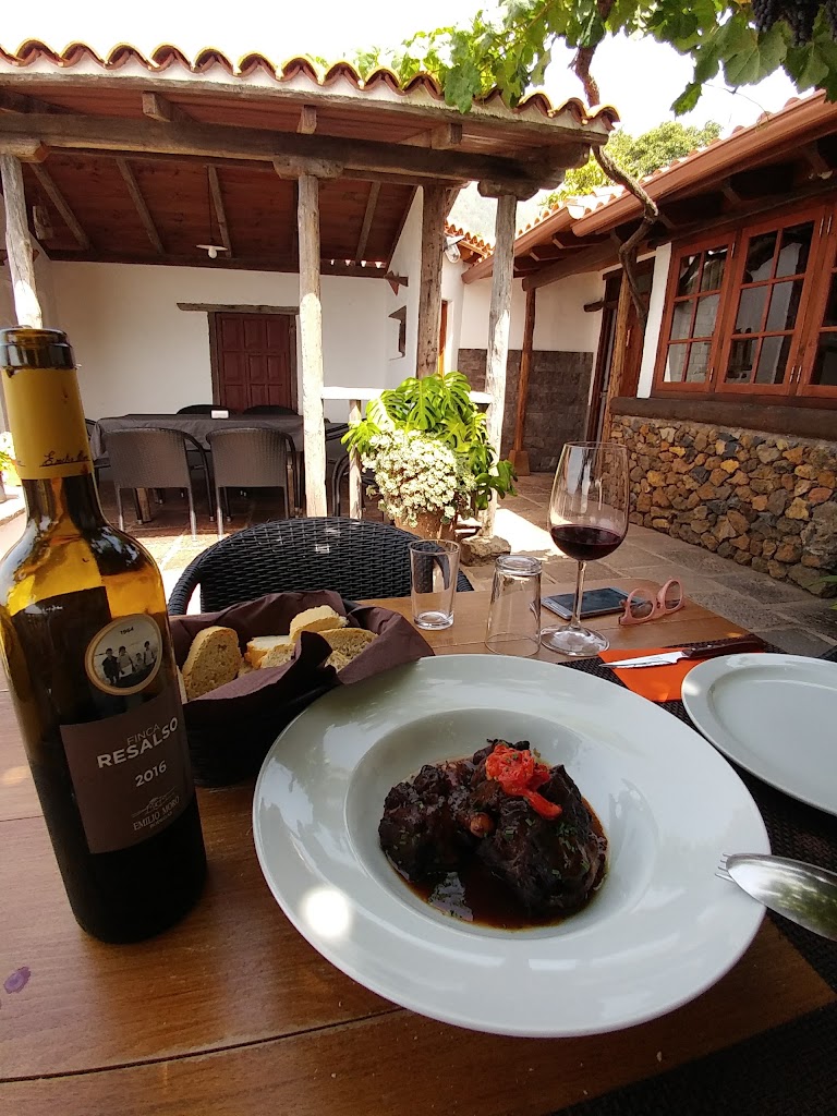 Bodega El Reloj — Comida y bebida