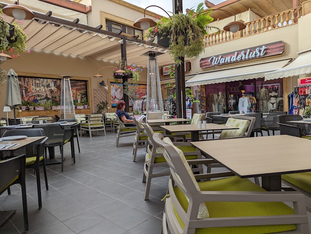 Mezzaluna Pizzeria Trattoria & Cafe — Ambiente