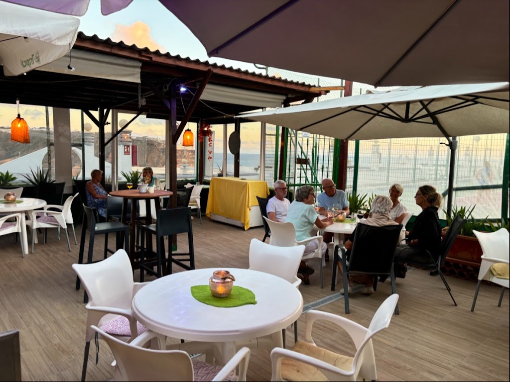 The Cave Bar Monsenor — Ambiente