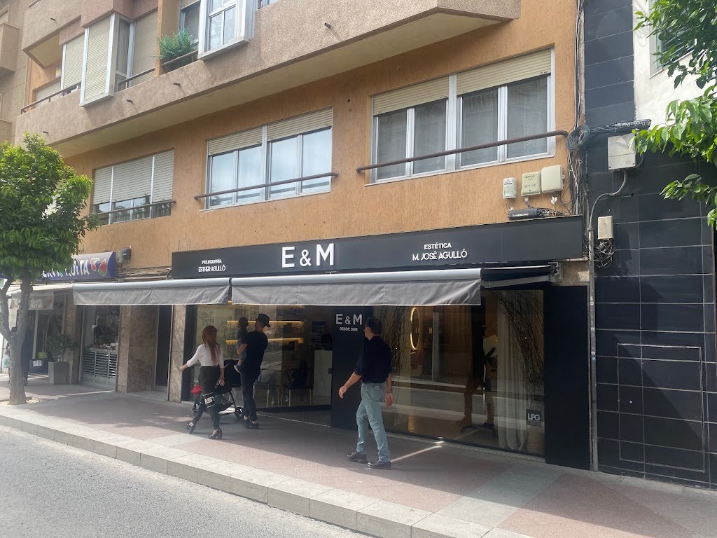 E&M Peluqueria y Estetica — Exterior