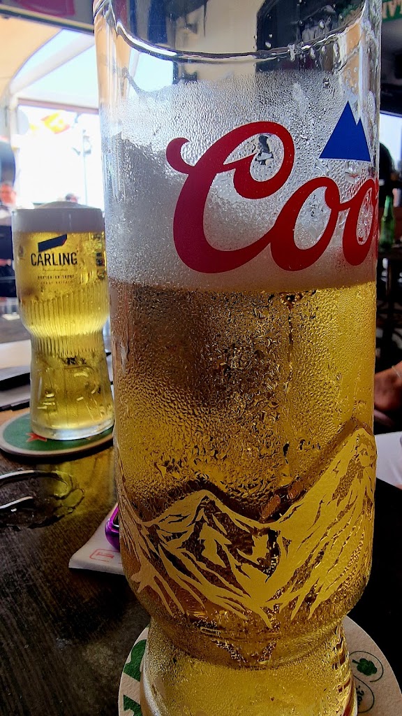 Sally-Joans Irish Bar — Comida y bebida