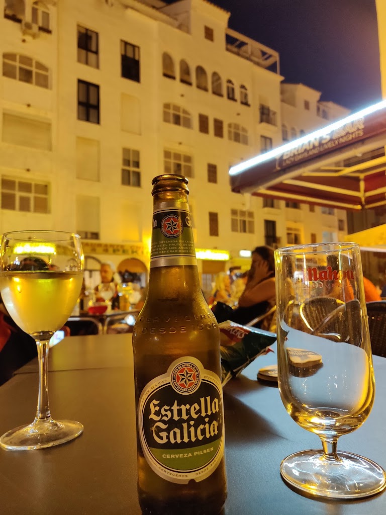 Brian's Bar — Comida y bebida