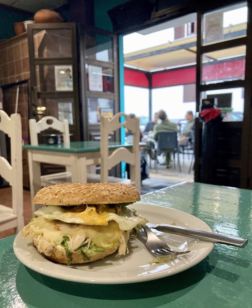 Cafeteria El Jardin De Los Presentes — Bagel
