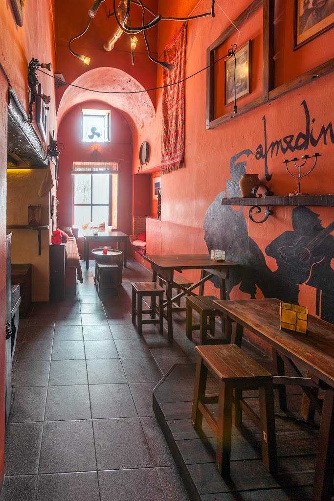 Almedina Cafe Bar — Ambiente