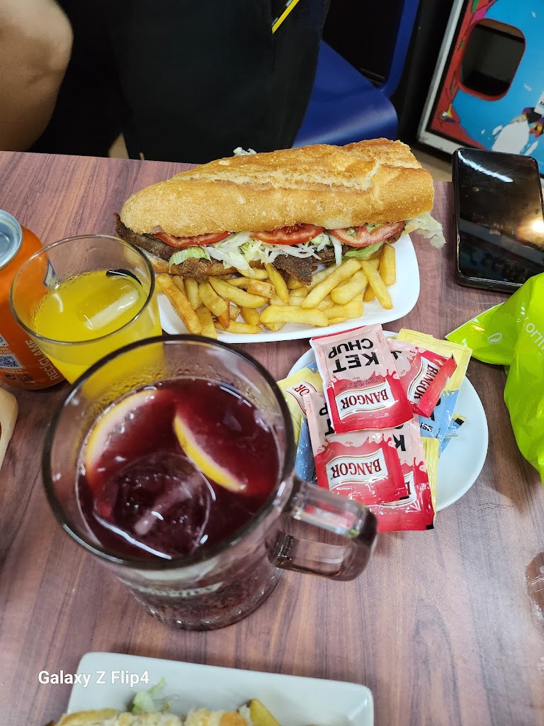 EL RINCON DE JUANITA — Comida y bebida