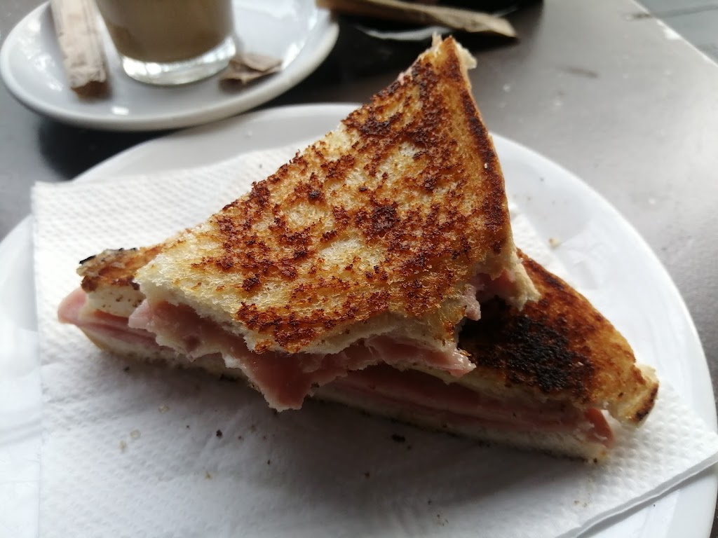 Bar Rodalies Sant Boi de Llobregat. — Comida y bebida