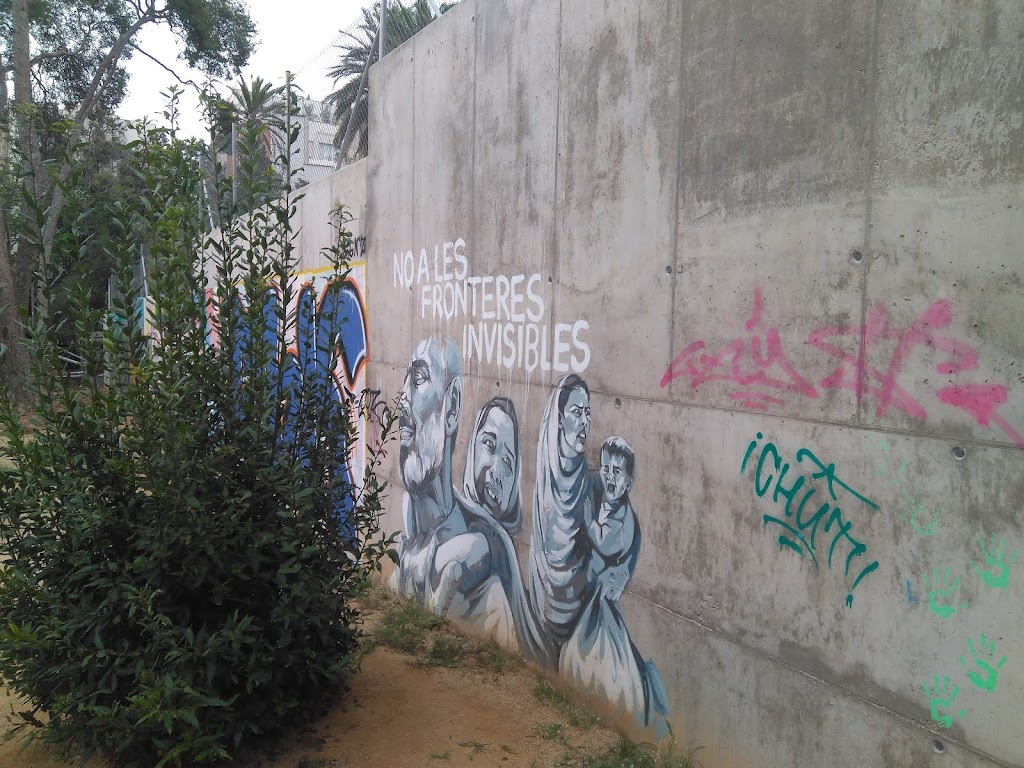 Mur de separacio entre jardins sagnier i l'institut Montserrat