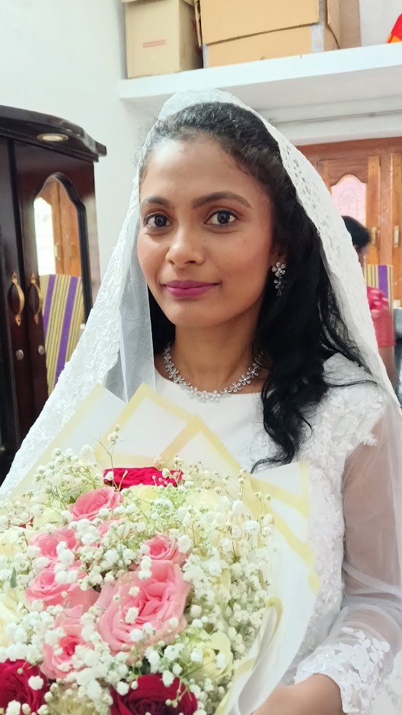 Mirrors Herbal Beauty Parlour