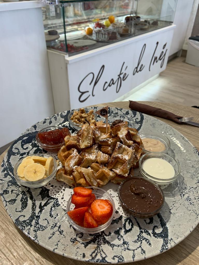 El Cafe de Ines — Comida y bebida
