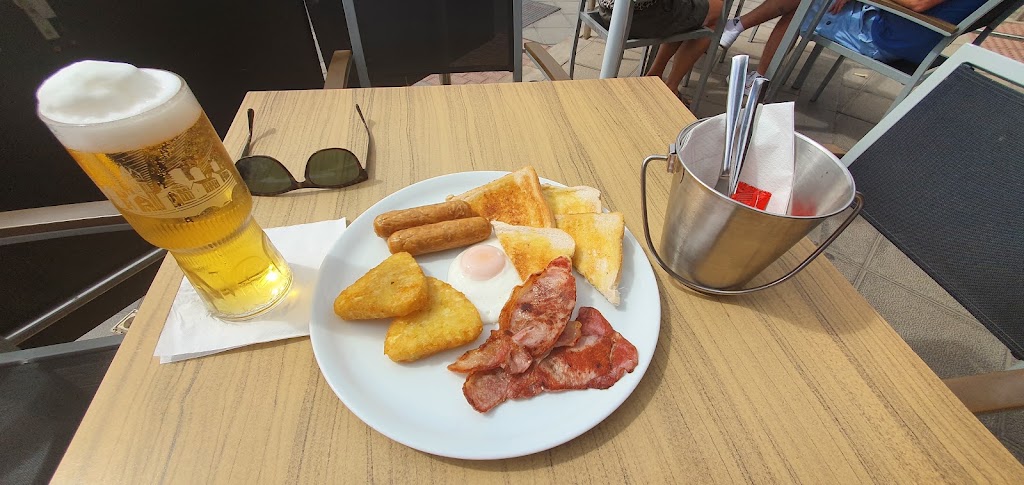 Why Not? Bar And Restaurant — Comida y bebida