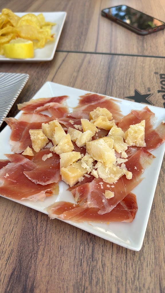Cafeteria-Taperia La Canica — Comida y bebida