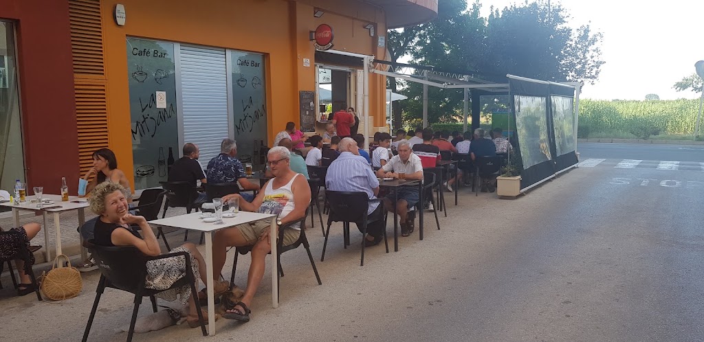 Cafe Bar La Mitjana — Ambiente