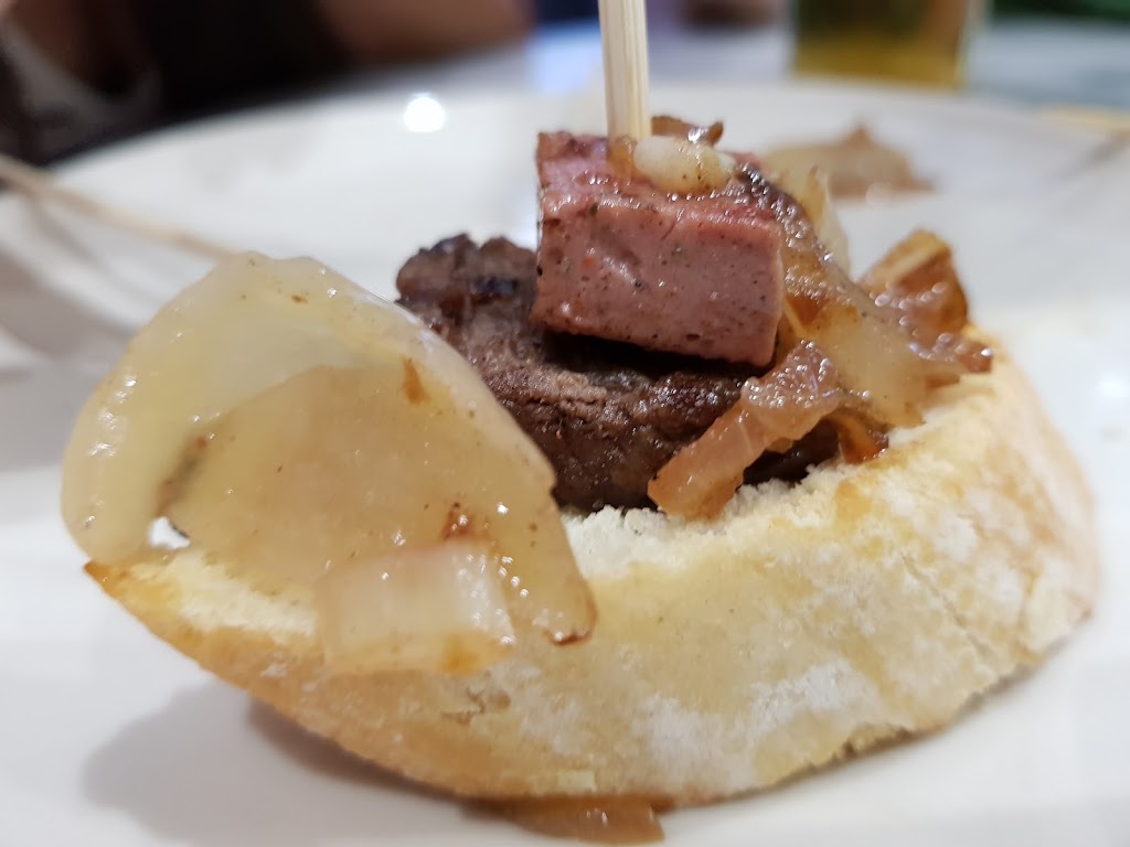 La Esquinica — Comida y bebida