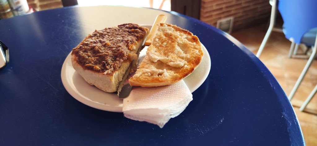 Bar Avenida (Chichi) — Comida y bebida