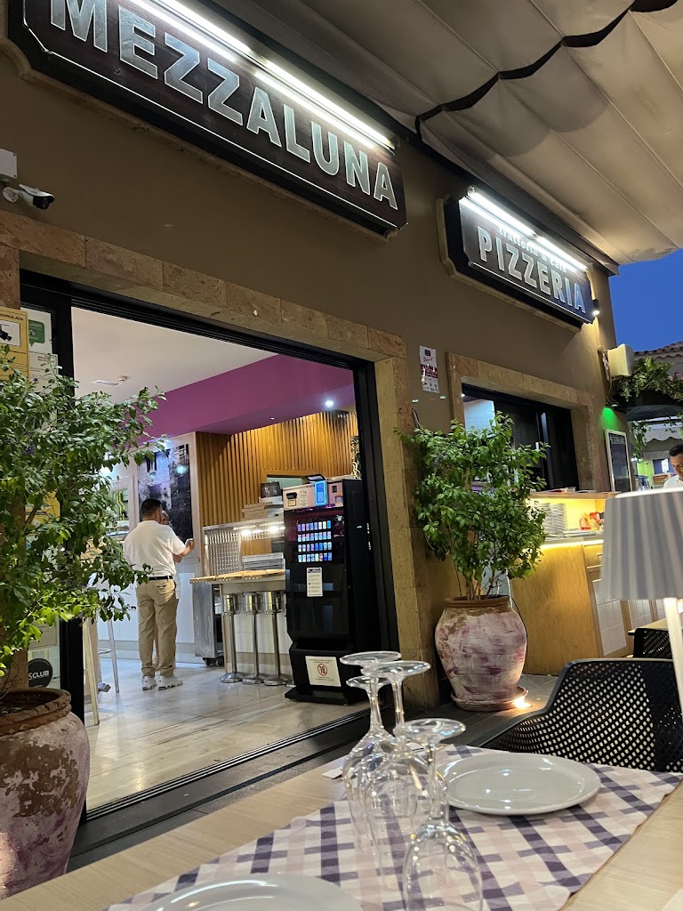 Mezzaluna Pizzeria Trattoria & Cafe