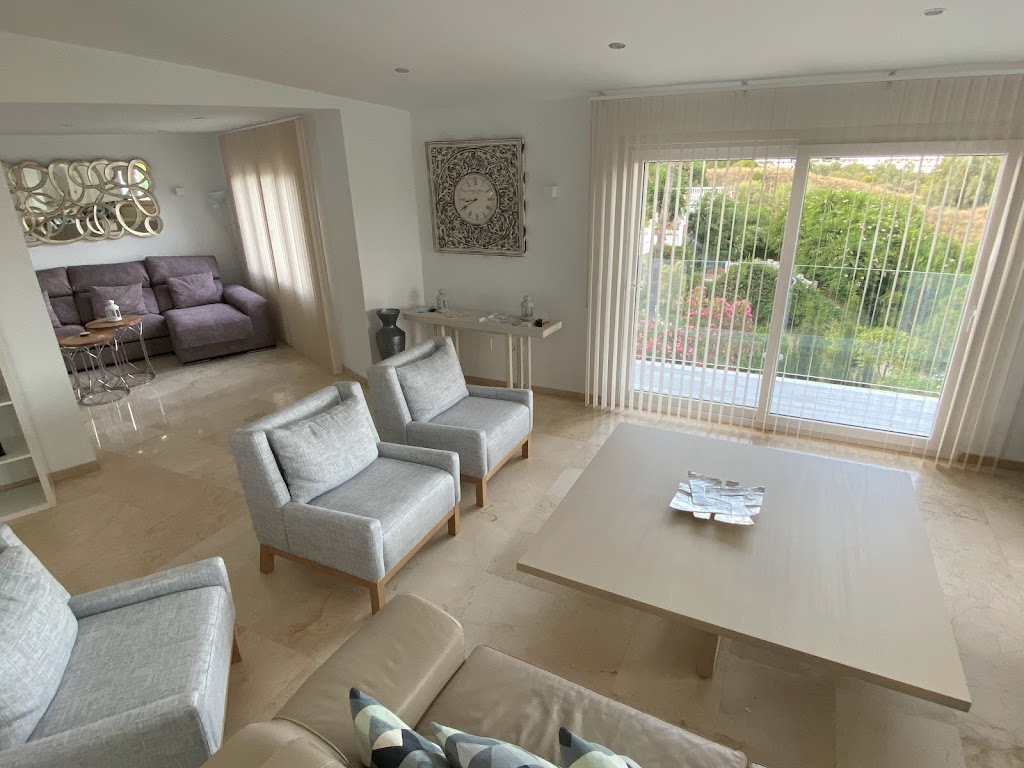 Aki Curtains & Blinds