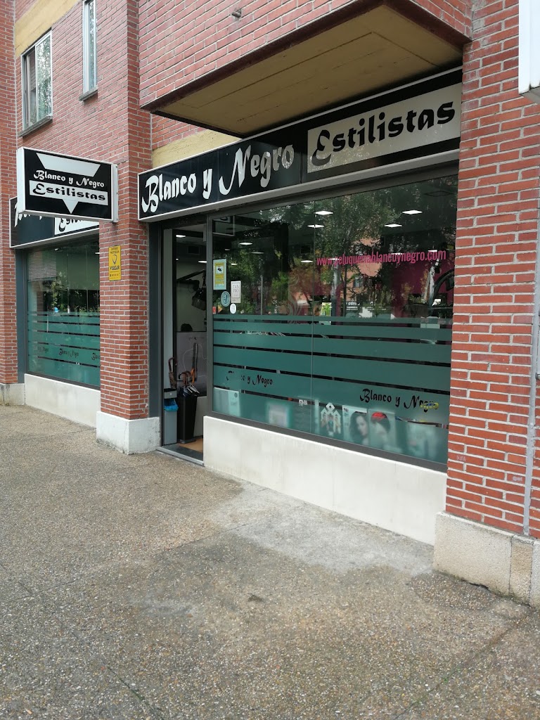Blanco Y Negro Estilistas — Exterior