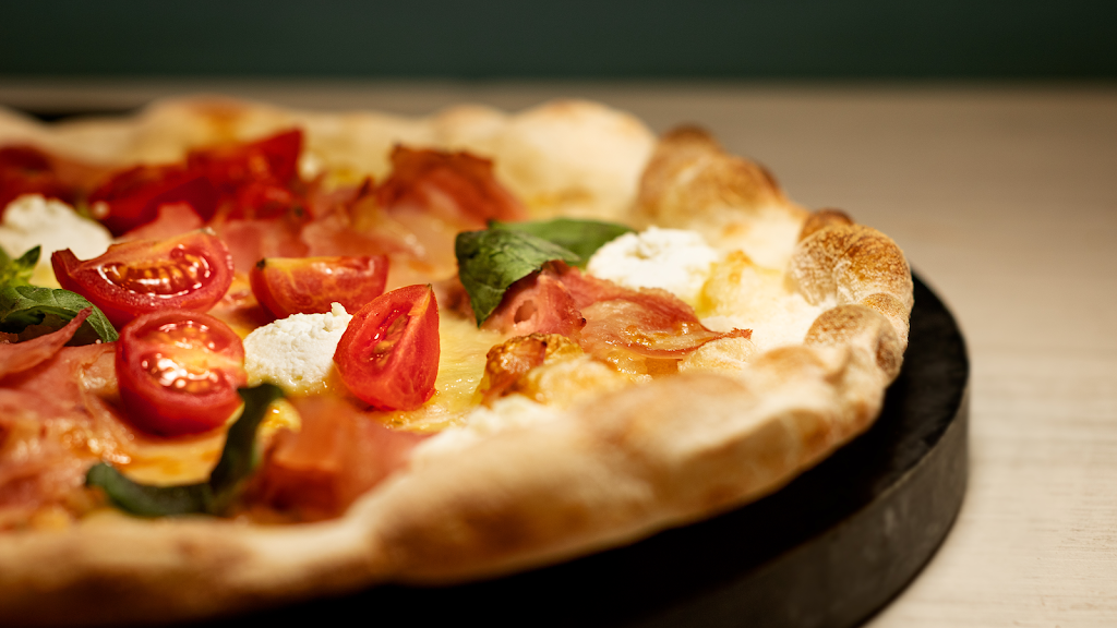 Pizzeria Artesana La Piccola — Comida y bebida