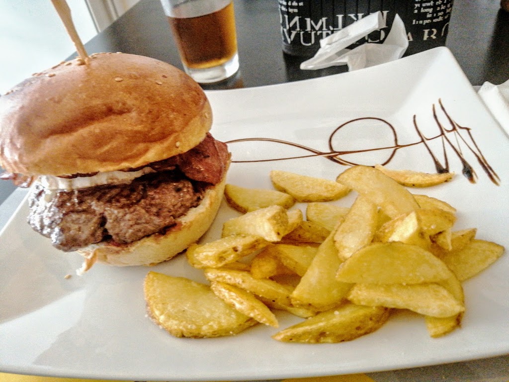 El Caney Burger&Bar Colmenar Viejo — Comida y bebida