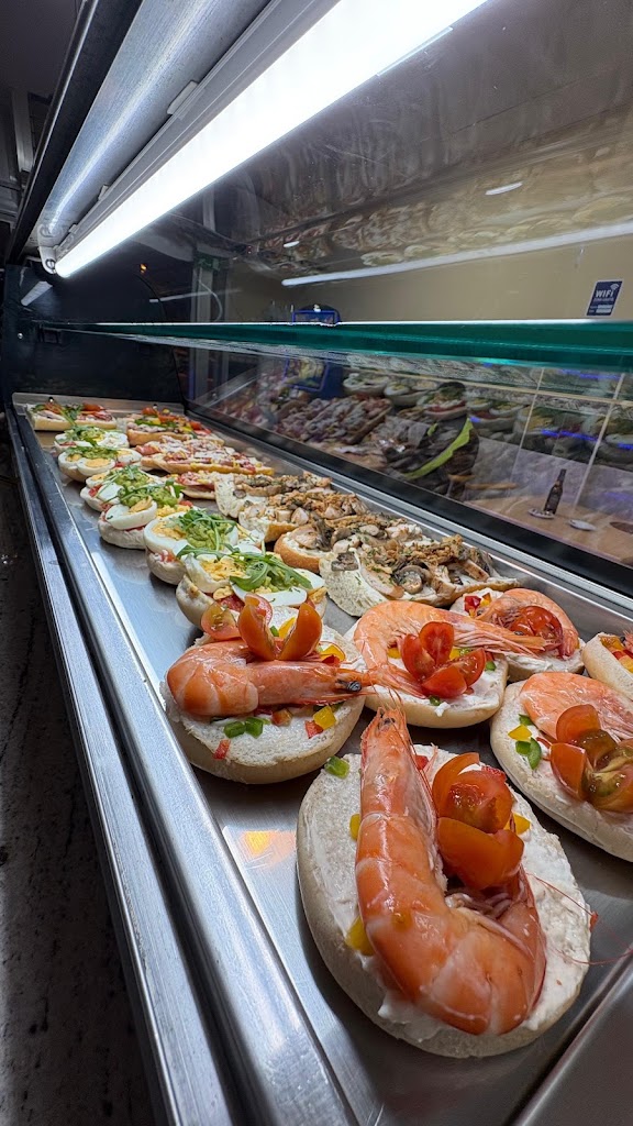 Luan Cafe Bar Tapas Montaditos — Comida y bebida