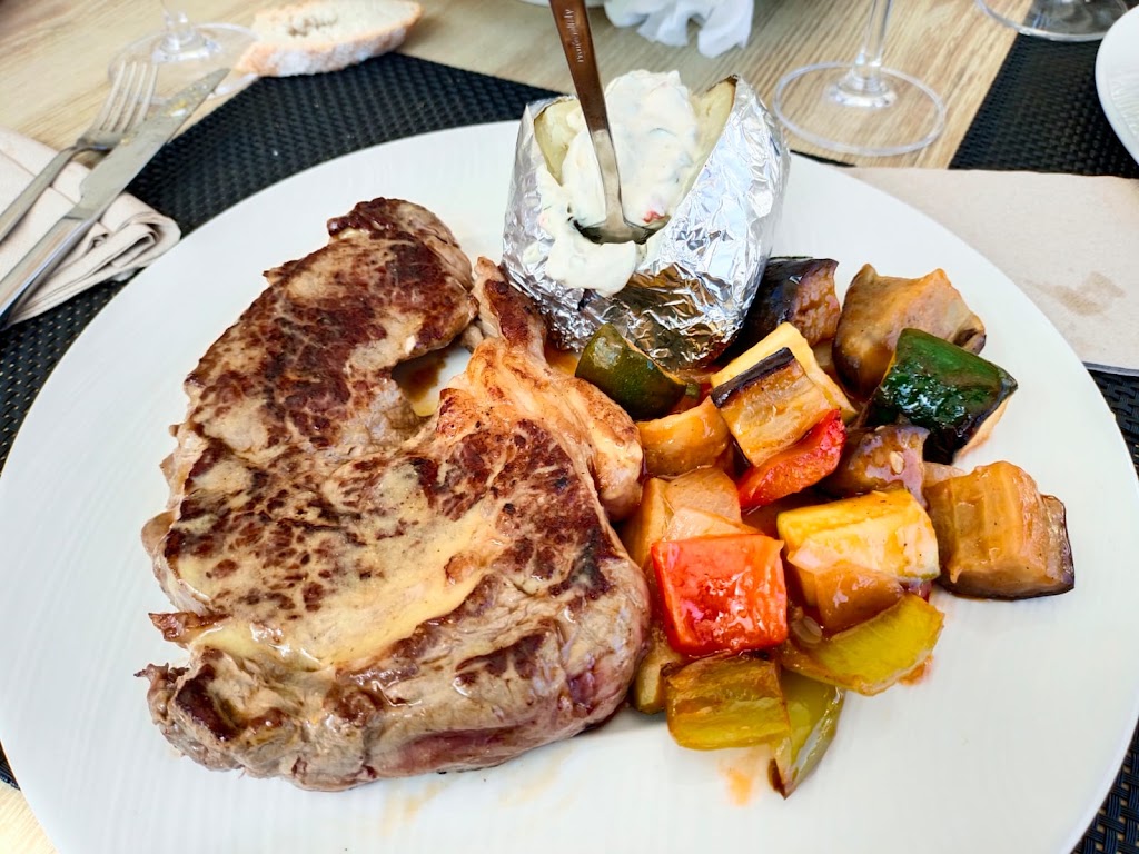 Dos Pins Grill & Restaurant- Paellas & tapas — Comida y bebida