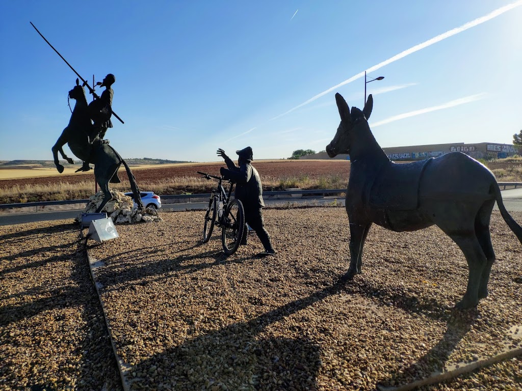 Rotonda homenaje "LA AVENTURA DE LOS MOLINOS".